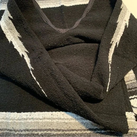 MOLINA PONCHO- Clint Eastwood Style MEASURES 78” X 48” UNFOLD - Picture 6 of 12